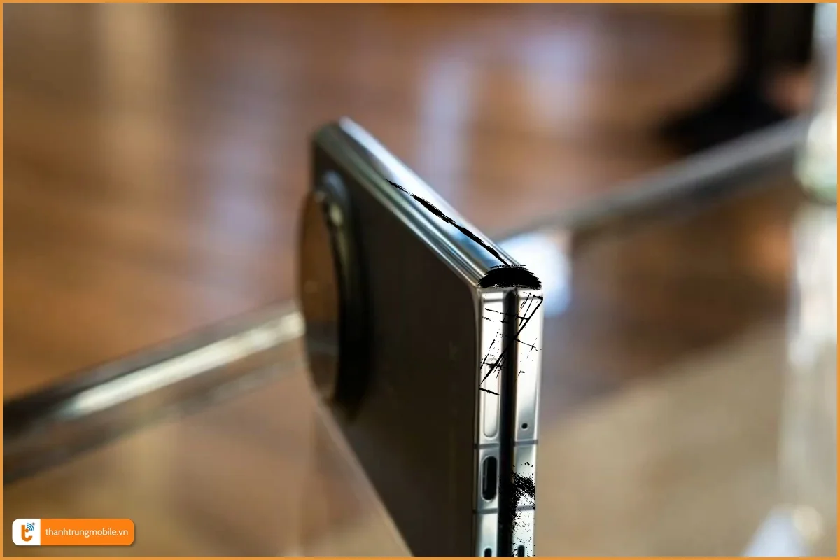 Vỏ OPPO Find N5 bị trầy xướt cần thay mới