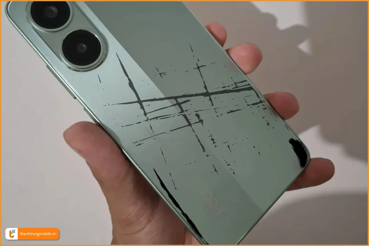 Vỏ POCO X7 Pro bong tróc sơn, trầy xướt cần thay mới