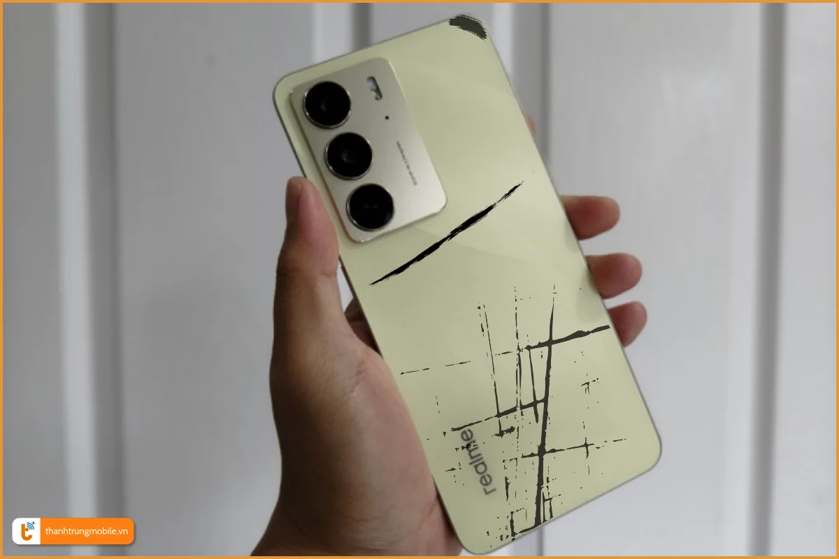 Vỏ Realme C75 trầy xướt, bong tróc sơn cần thay mới