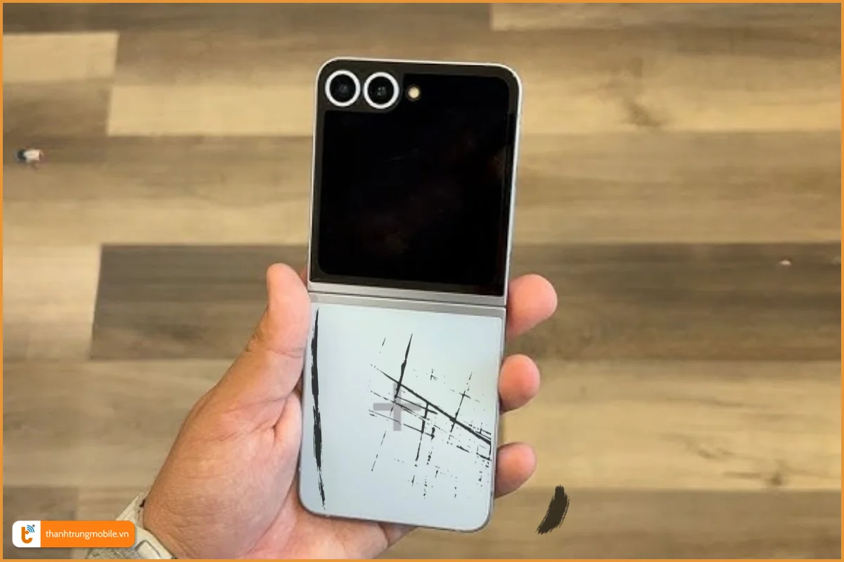Vỏ Samsung Flip 6 trầy xướt, bong tróc sơn cần thay mới