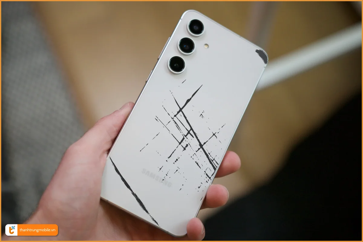 Vỏ Samsung S24 FE trầy xướt, bong tróc sơn cần thay mới