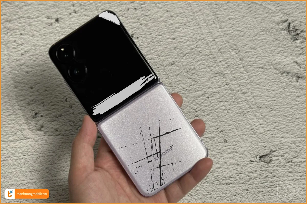 Vỏ Xiaomi Mix Flip trầy xướt, bong tróc sơn cần thay mới