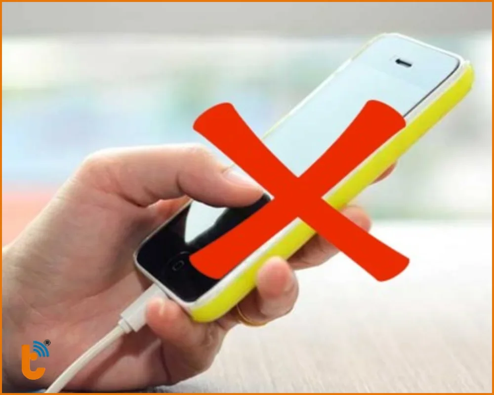 Vừa sạc vừa dùng khiến pin chai nhanh hơn