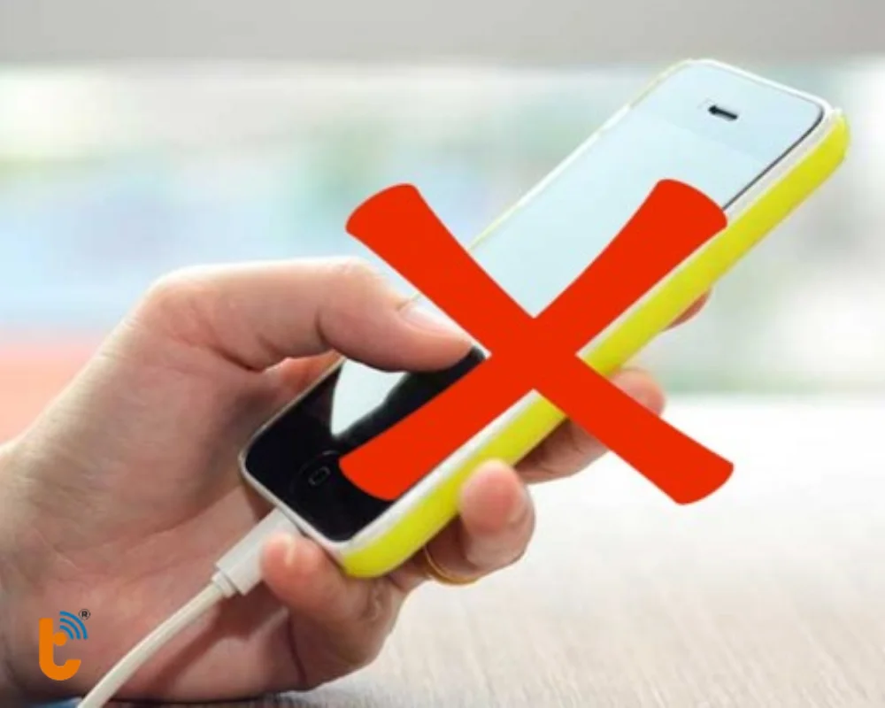 Vừa sạc vừa dùng khiến pin chai nhanh hơn