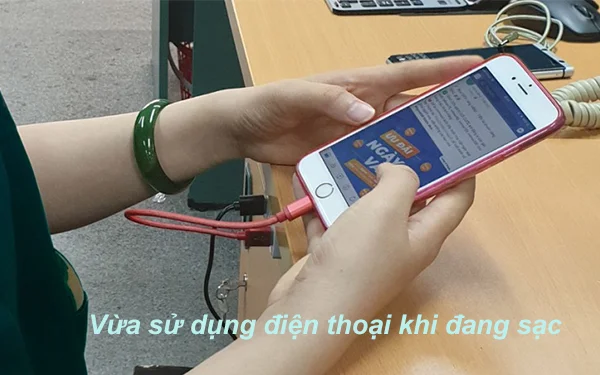 vua-su-dung-dien-thoai-khi-dang-sac